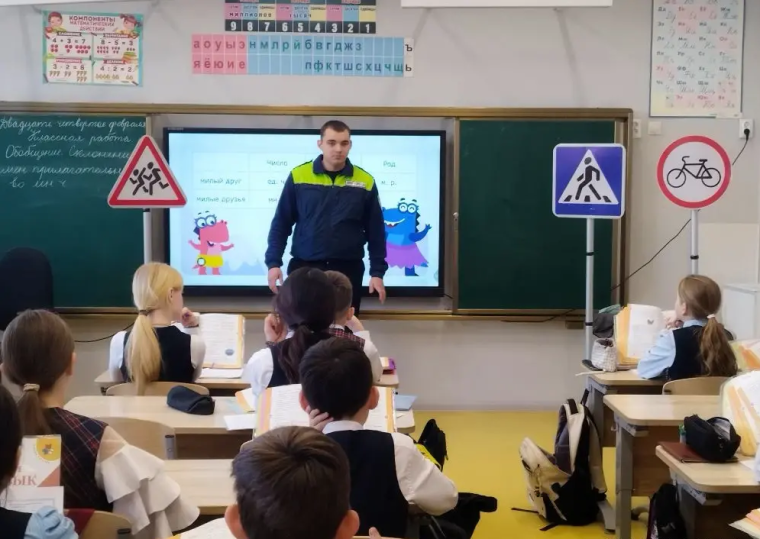 Сотрудники ОГИБДД продолжают проводить профилактические беседы "О правилах дорожного движения» в школах Тарбагатайского района.